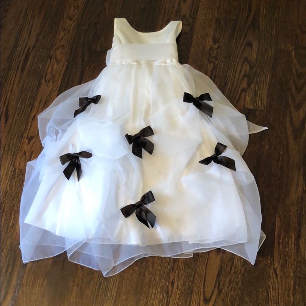 Gorgeous like new Flower girl dress 2 sets bows